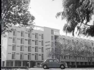 ...e contemporaneamente lo stabilimento termale che, ingranditosi a partire dagli anni 60, � divenuto un punto di riferimento per persone bisognose di cure